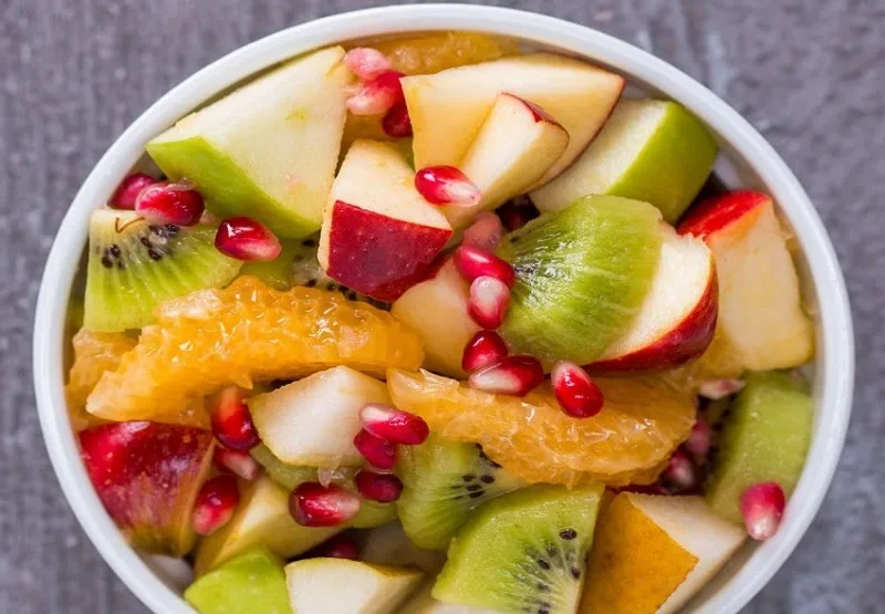 Giá Trị Dinh Dưỡng Táo Đỏ: 6 Lợi Ích Sức Khỏe và Cách Sử Dụng 4 Salad trái cây với táo đỏ